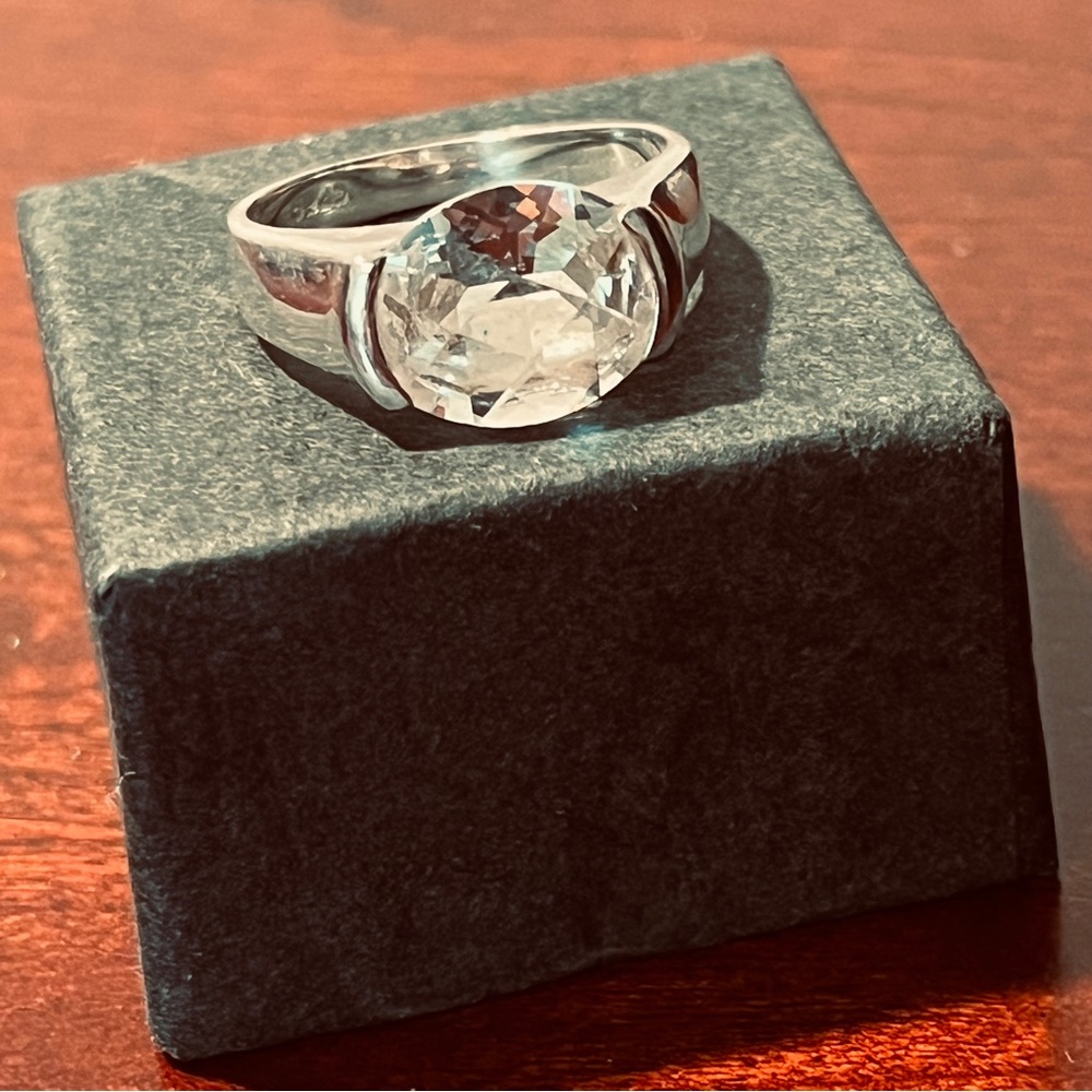 Elegant 925 Silver Ring with Clear Gemstone - Picture 2 of 5